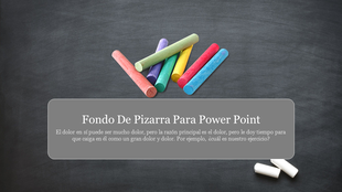 Fondo de pizarra Para PowerPoint featuring colorful chalk pieces on a dark surface with text area.